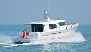 Hardy 40DS deck saloon motor boat at sea